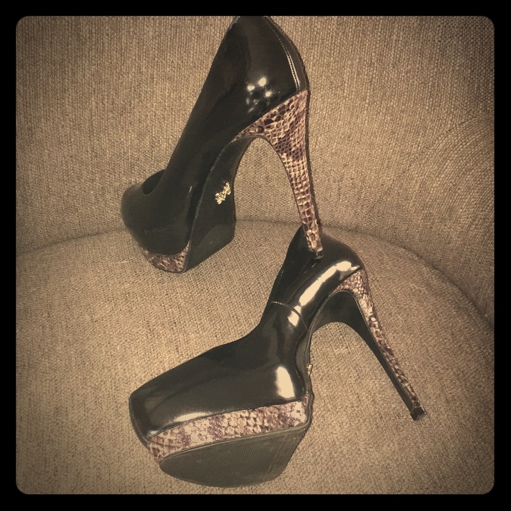 Vera Wang Black heels